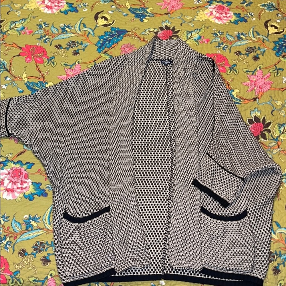 Black and Beige Short Sleeved Sweater